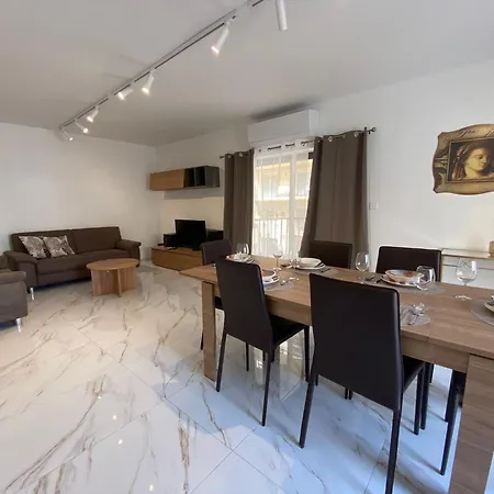 St Julians Close To *